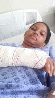 Érika aguarda, internada desde 2 de junho, por cirurgia no braço. (Foto: Arquivo Pessoal)
