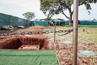 Cova é preparada em cemitério da Capital (Foto: Henrique Kawaminami)