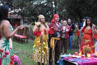 Cerimônia cigana foi ao ar livre, com poucos convidados, e seguiu rituais. (Foto: Fernanda Vianna Fotografia)