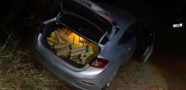 Carro carregado de droga quebra e traficante assalta casal de idosos para fugir