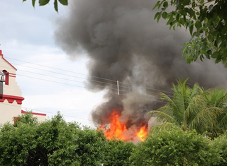 O fogo se alastrou rapidamente e atingiu quase 5 metros de altura (Foto: Porto Murtinho Notícias)