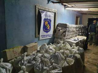 Pol&iacute;cia paraguaia encontra dep&oacute;sito com 3.700 quilos de maconha na fronteira