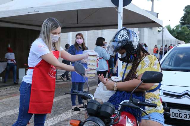 Fichas para 4 mil unidades do bolo no pote de Santo Antônio acabam em 36 minutos