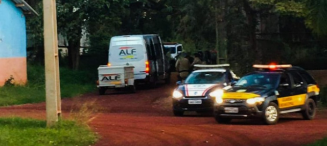  Van que fazia transporte irregular de 37 passageiros bolivianos &eacute; apreendida 