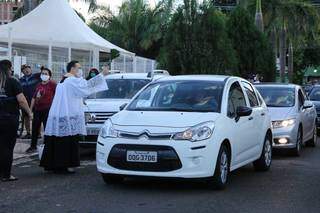 Drive-thru foi organizado pela paróquia para evitar aglomerações (Foto: Kísie Ainoã)