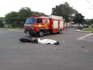 Motociclista morre ao ser atingido por caminh&atilde;o