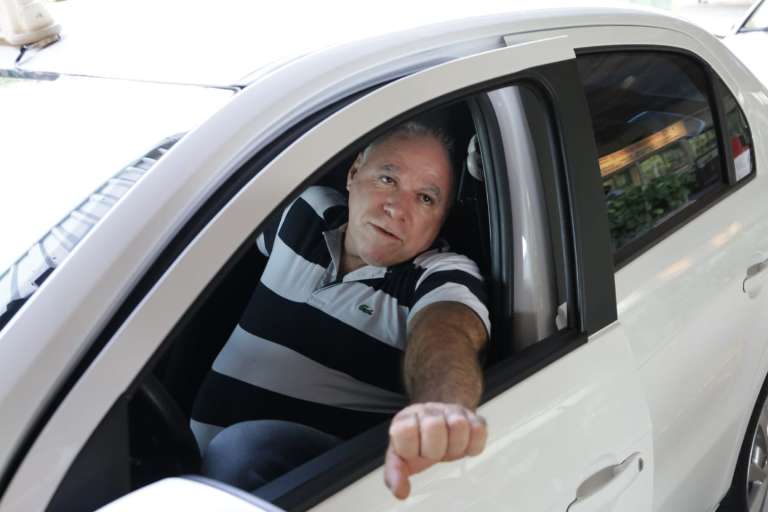 Taxista Pedro de Oliveira celebrou retorno ao trabalho (Foto: Kísie Ainoã)
