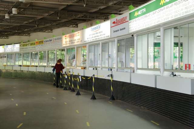 Rodoviária reabre com barreira sanitária e movimento fraco
