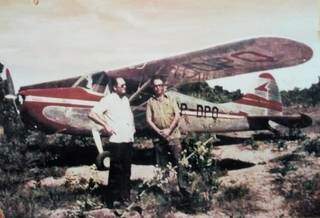 Júlio Alves Martins, de mãos na cintura e ao lado do avião que usou para chegar até as terras que hoje formam Chapadão do Sul (Foto: Divulgação)