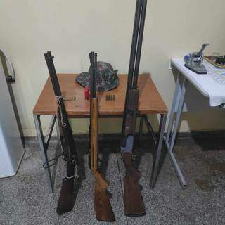 Suspeitos de ca&ccedil;a ilegal, trio &eacute; preso com rifles e espingarda
