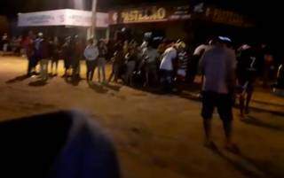 Vídeo enviado por leitor mostra aglomeração em rua do Nova Lima (Foto: Direto das Ruas)