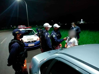 Homem de 39 anos foi abordado ao estacionar no meio da rotatória de entrada do bairro Nova Campo Grande. (Foto: Guarda Civil Metropolitana/Divulgação)