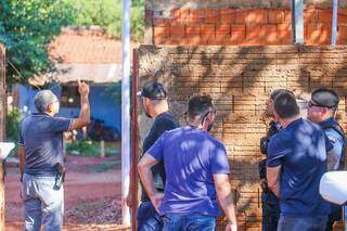 Vítima foi encontrada na sala do apartamento em que vivia, em prédio invadido (Foto: Marcos Maluf)