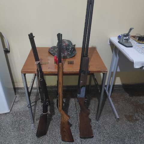 Suspeitos de ca&ccedil;a ilegal, trio &eacute; preso com rifles e espingarda
