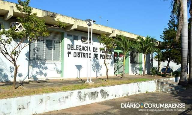 Mulher quebra vidra&ccedil;a de delegacia com pedra ao recusar uso de m&aacute;scara