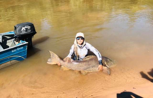 Dentista e &quot;recordista&quot;, Nicele fisgou ja&uacute; de 80 kg em fazenda de MS