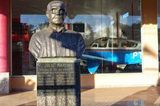 Busto do fundador em frente ao Museu da cidade (Foto: Divulgação)