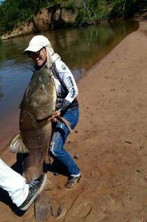 Dentista e &quot;recordista&quot;, Nicele fisgou ja&uacute; de 80 kg em fazenda de MS