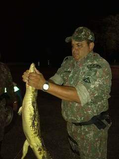 Policia militar fez a contenção do animal que foi solto no Pantanal (Divulgação PMA)