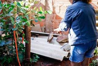 Proprietária diz que saiu e deixou homens bebendo em casa onde corpo foi achado Proprietária diz que saiu e deixou homens bebendo em casa onde corpo foi achado