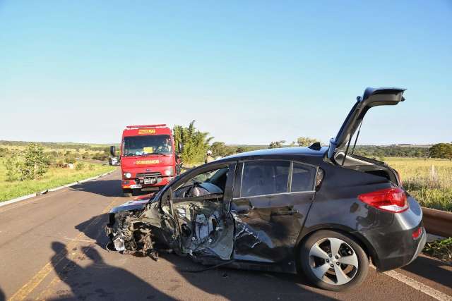 Motorista fica ferido ao colidir em carreta carregada com milho
