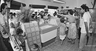 Nas imagens da inauguração da sorveteria na Rua 13 de Maio, segundo Higa, em 1983, o local aparece lotado.