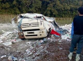 Caminh&atilde;o lotado de farinha de trigo tomba no Sul e mata caminhoneiro de MS