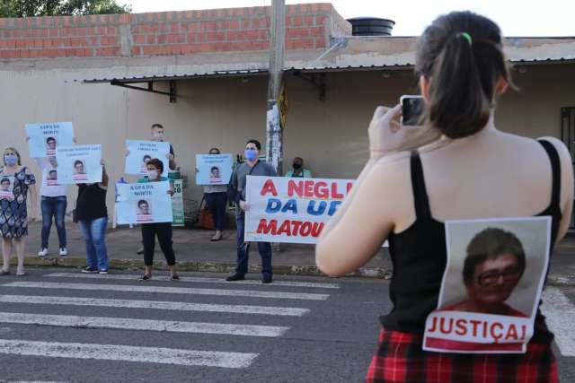 Fam&iacute;lia faz protesto em UPA onde idosa morreu ap&oacute;s 5 horas de espera por vaga