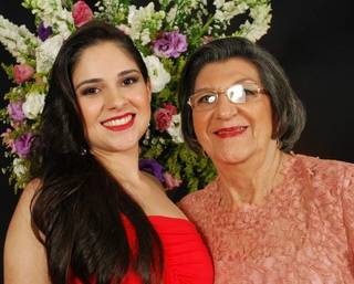 Maria Fernanda ao lado da avó. (Foto: Arquivo Pessoal)