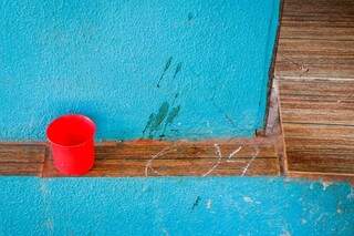 Proprietária diz que saiu e deixou homens bebendo em casa onde corpo foi achado Proprietária diz que saiu e deixou homens bebendo em casa onde corpo foi achado