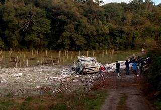 Caminh&atilde;o lotado de farinha de trigo tomba no Sul e mata caminhoneiro de MS