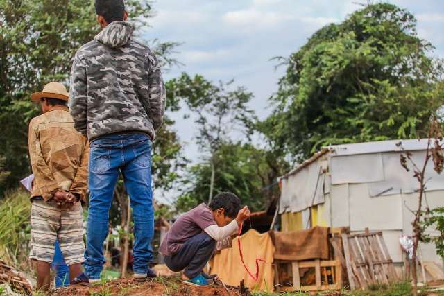 Fam&iacute;lias pobres veem despejo iminente de barracos da &ldquo;Casa do Rei Davi&rdquo;