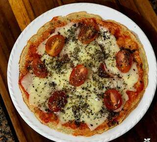 Pizza de frigideira pronta, com recheio de tomate cereja, orégano e molho. (Foto: Thaynara Martinho Nutri)