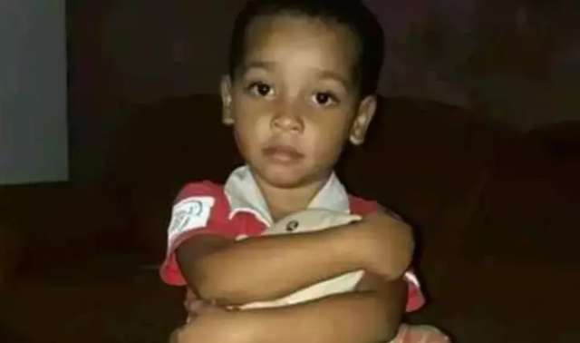 Myckael foi atacado at&eacute; a morte por cachorro quando sa&iacute;a de casa com a m&atilde;e