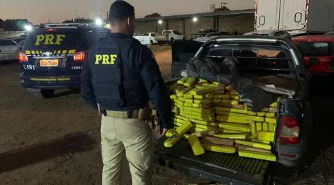Ap&oacute;s persegui&ccedil;&atilde;o, traficante bate carro em barranco e abandona 740 kg de maconha