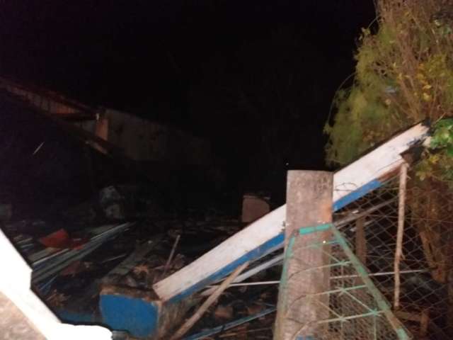 Em 30 minutos, inc&ecirc;ndio destr&oacute;i casa de madeira e bar