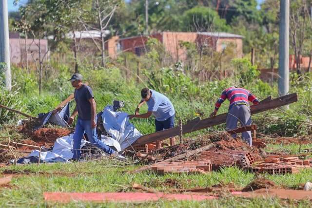Mesmo com maioria dos barracos destru&iacute;dos, fam&iacute;lias seguem em &aacute;rea irregular
