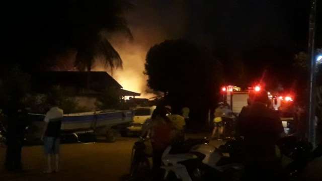 Inc&ecirc;ndio em casa de madeira mobiliza bombeiros em Itapor&atilde;