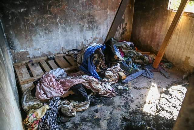 Inc&ecirc;ndio atinge casa abandonada h&aacute; uma decada e at&eacute; cobras surgem no lugar