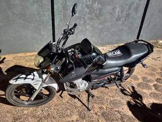 Motocicleta usada pela dupla havia sido roubada no dia 9 de junho. (Foto: Divulgação/Gecam)