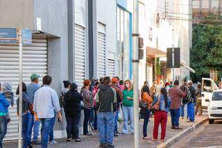 Amanhecendo à espera de resolver a documentação do seguro ou encontrar uma vaga de emprego (Foto: Henrique Kawaminami)