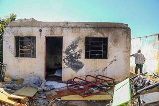 Casa, segundo vizinhos, foi abandonada há pelo menos uma década. (Fotos: Marcos Maluf)