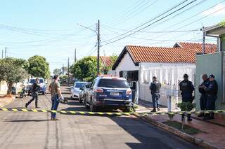 Movimentação de policiais em frente a casa onde ocorreu crime (Foto: Paulo Francis)
