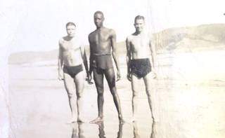 Antonio e amigos tomam banho no litoral da Itália após o término da guerra (Foto: Arquivo Pessoal)