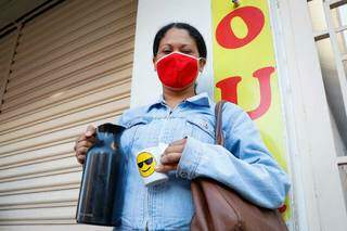 A babá Patrícia foi munida de sua garrafa de café (Foto: Henrique Kawaminami)