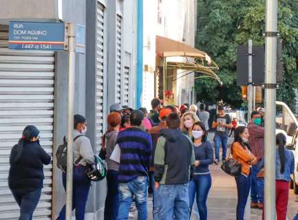 Esperar “o melhor disso tudo” dá força em fila do desemprego que dobra esquina