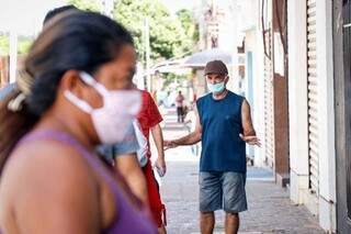 População vai as ruas de máscara para se proteger (Foto: Henrique Kawaminami)