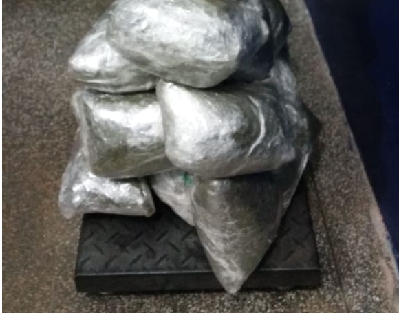 Jovem &eacute; preso com 20 pacotes de &quot;supermaconha&quot; dentro de t&aacute;xi