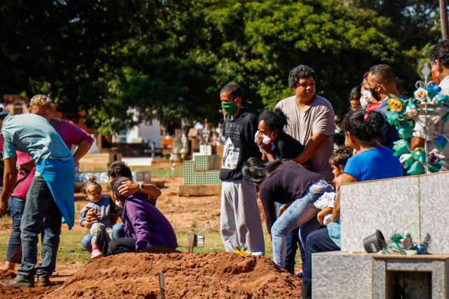 &ldquo;N&atilde;o consegui salvar o meu beb&ecirc;&rdquo;, lamenta m&atilde;e na despedida de Myckael 