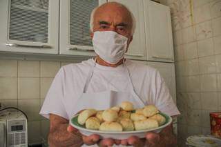 Heitor Rodrigues Freire segurando um prato com chipas prontas. (Foto: Silas Lima)